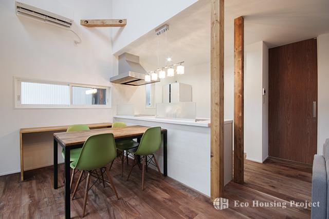 (各社施工事例)ヴィンテージスタイル・吹抜けのあるウォルナット無垢床の家