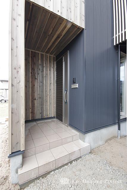 (各社施工事例)ヴィンテージスタイル・吹抜けのあるウォルナット無垢床の家