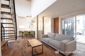 （各社施工事例）ヴィンテージスタイル・吹抜けのあるウォルナット無垢床の家