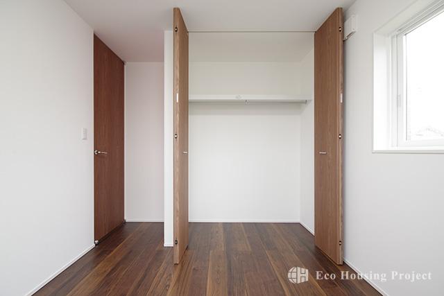 (各社施工事例)ヴィンテージスタイル・吹抜けのあるウォルナット無垢床の家