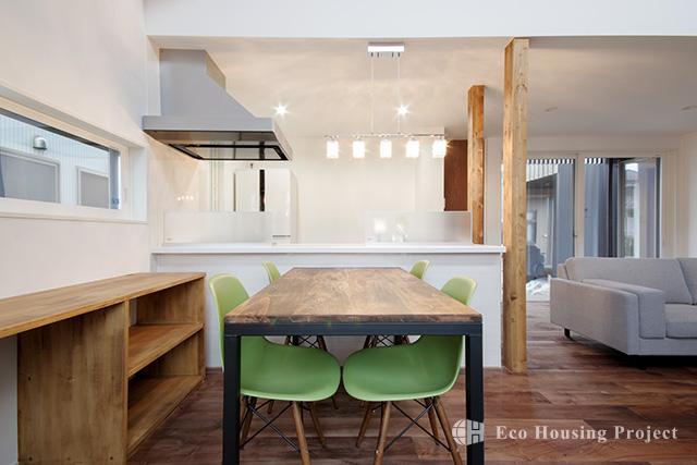 (各社施工事例)ヴィンテージスタイル・吹抜けのあるウォルナット無垢床の家