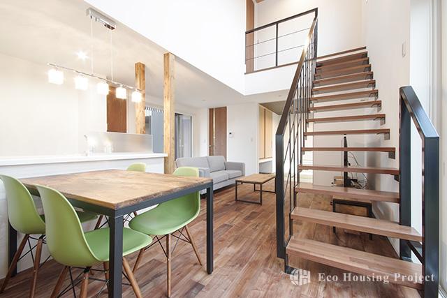 (各社施工事例)ヴィンテージスタイル・吹抜けのあるウォルナット無垢床の家