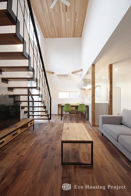 (各社施工事例)ヴィンテージスタイル・吹抜けのあるウォルナット無垢床の家