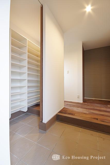 (各社施工事例)ヴィンテージスタイル・吹抜けのあるウォルナット無垢床の家